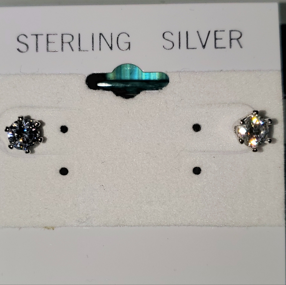 NWOT Moissanite 925 sterling silver solitaire stud pierced earings. Unisex.